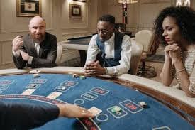 Bàn chơi casino trực tuyến hiện đại với dealer thực